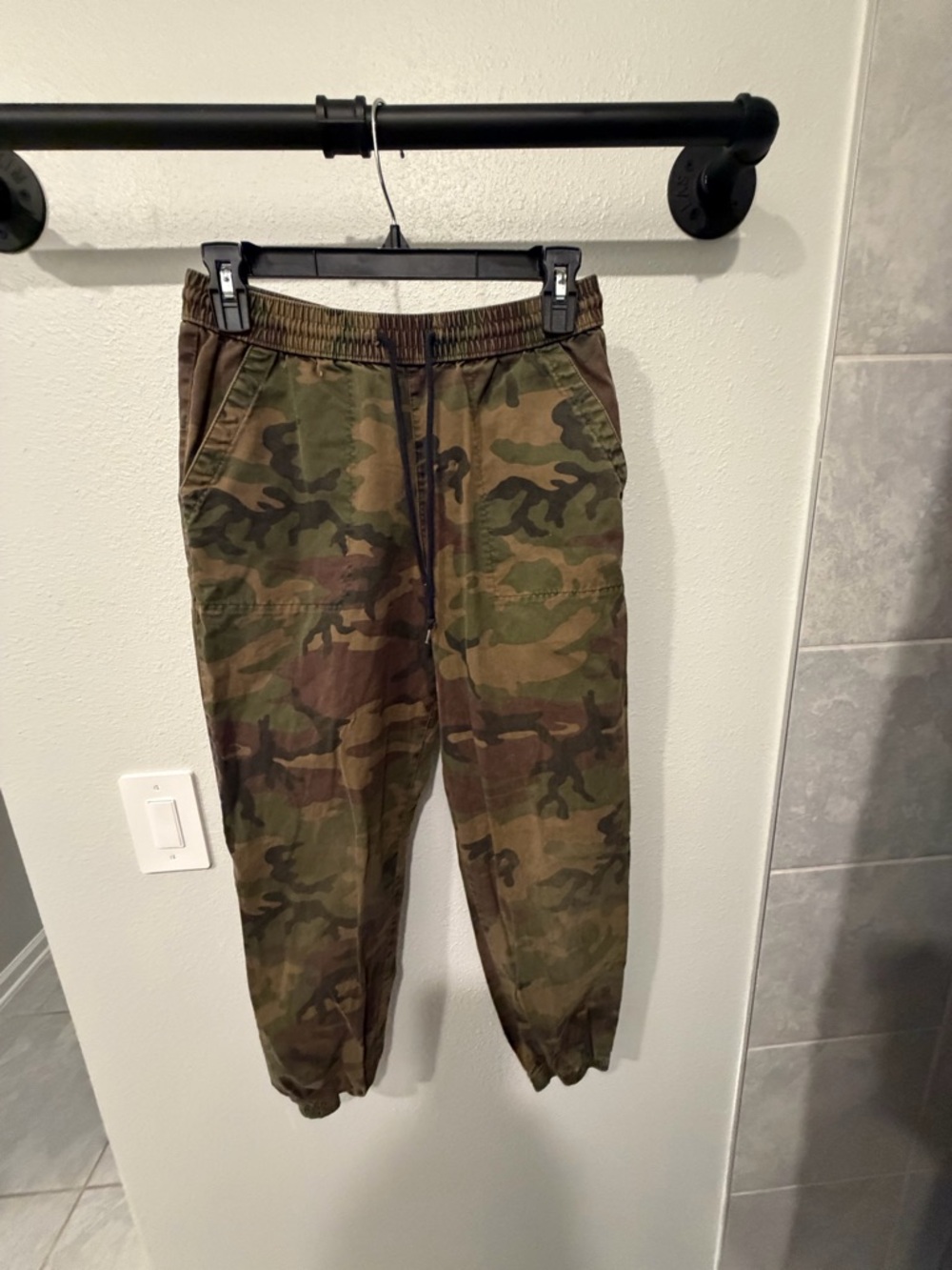 Vans Camo Joggers - elastic waist band with draw strings and pockets Size Small